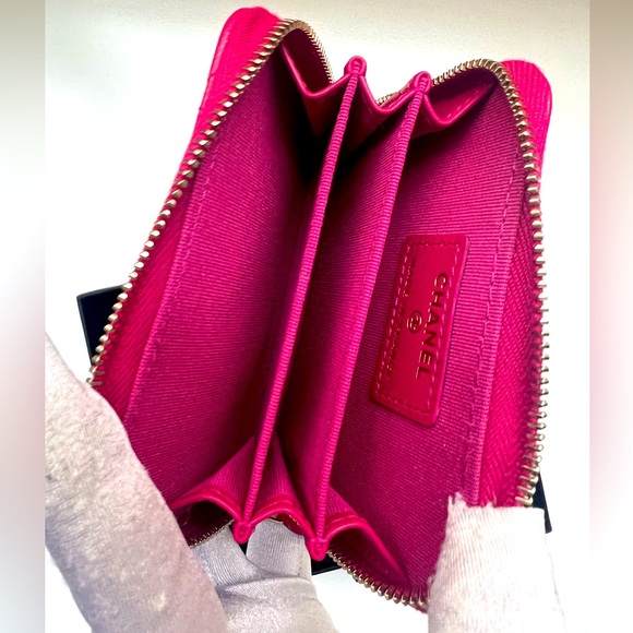 CHANEL Classic Zip Compact Cardholder - Picture 6 of 7